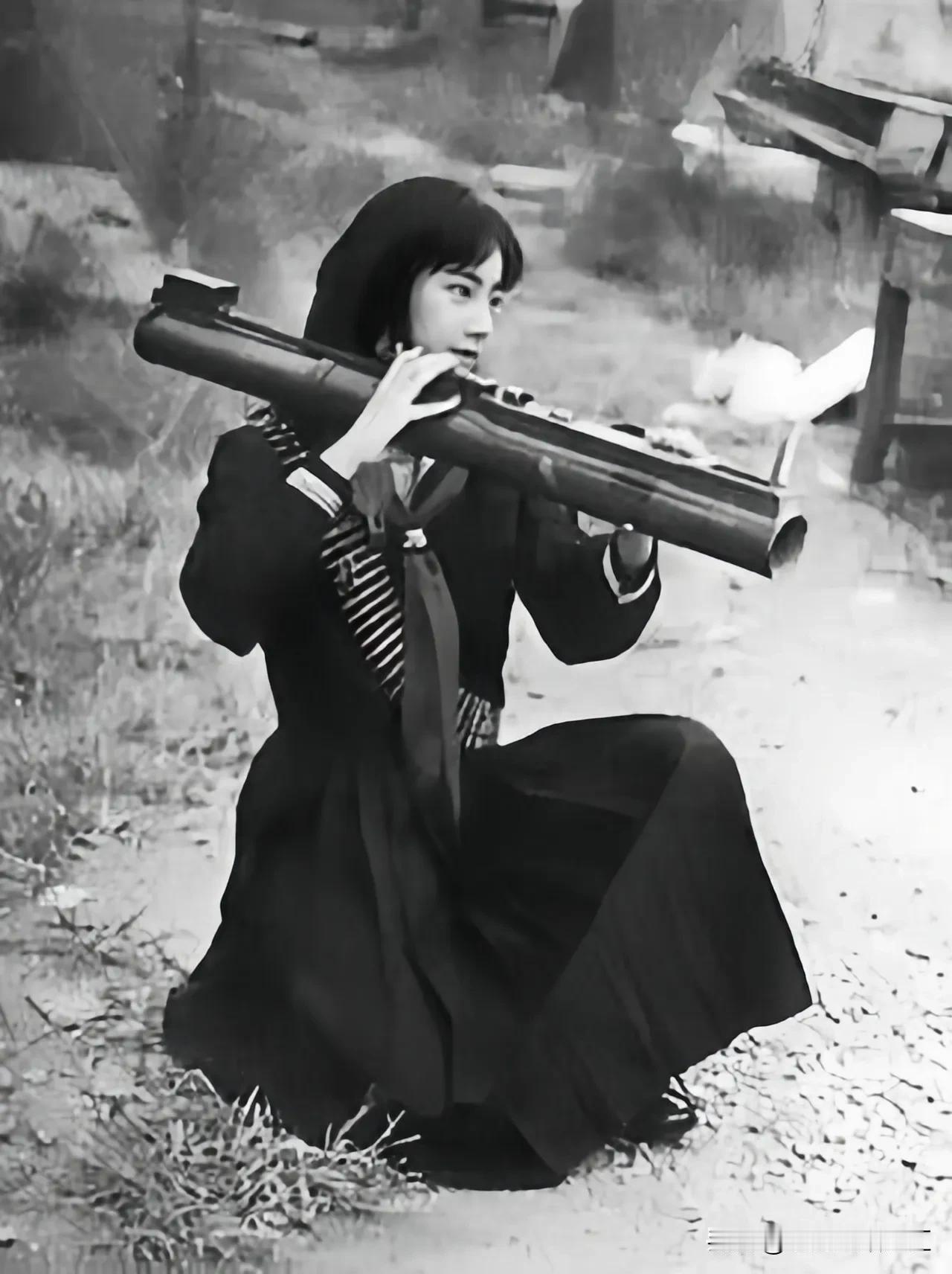 1972年日本赤军领导人重信房子正在接受榴弹发射器的训练。