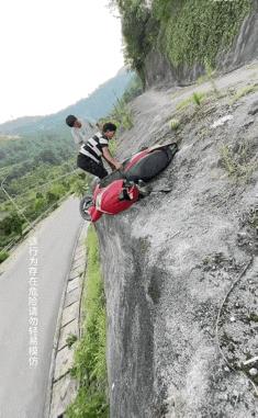 这男子是不是有点傻……他应该觉得西瓜比人命重要！