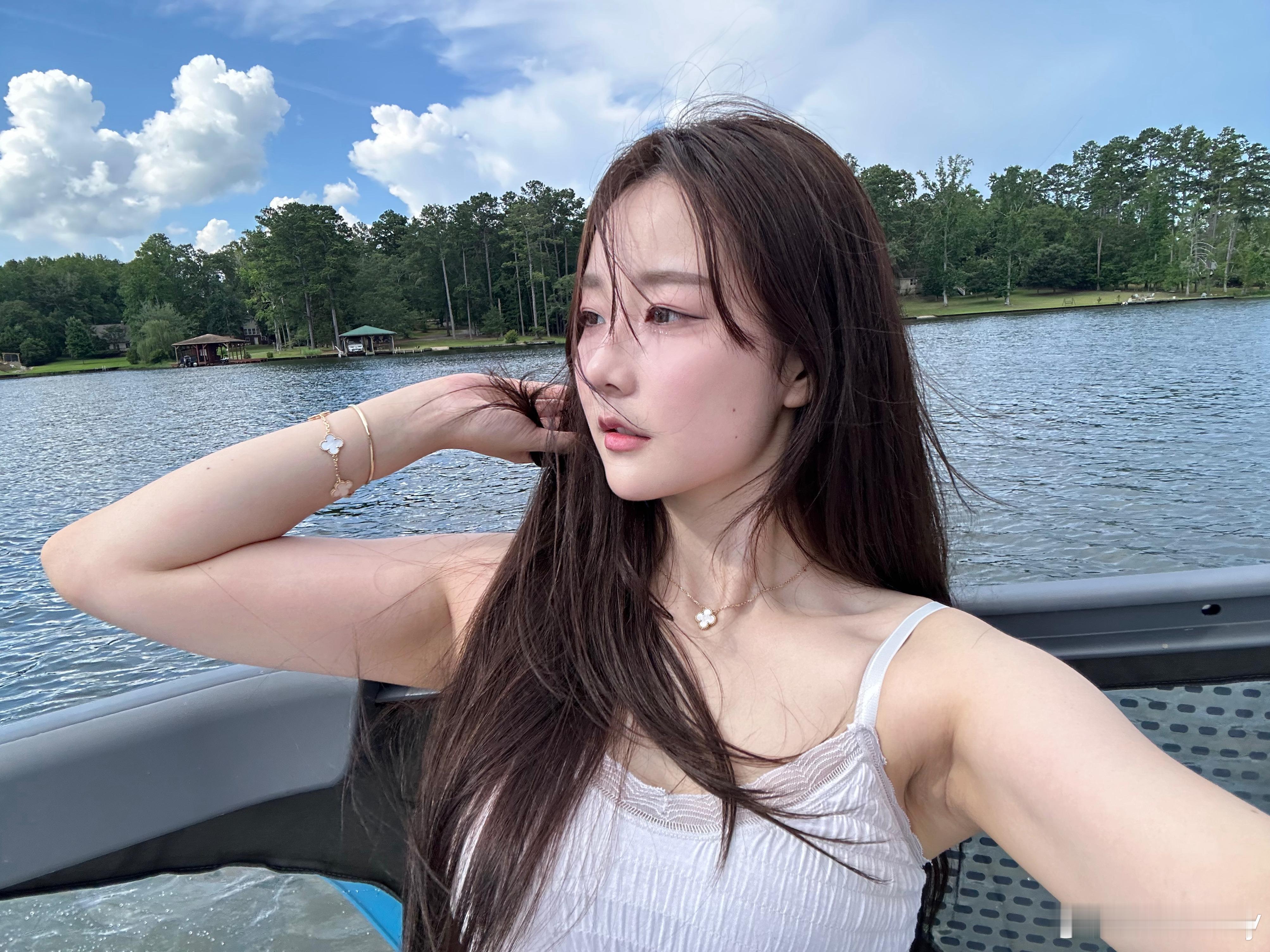 还是凉快点好！前lpl英文流解说Kitty更新动态：晒晒太阳～Kitty是