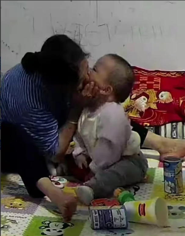 湖南老太太嘴对嘴亲孙子，30分钟亲了4次。儿媳妇看到后，让婆婆不要这样亲孩子，