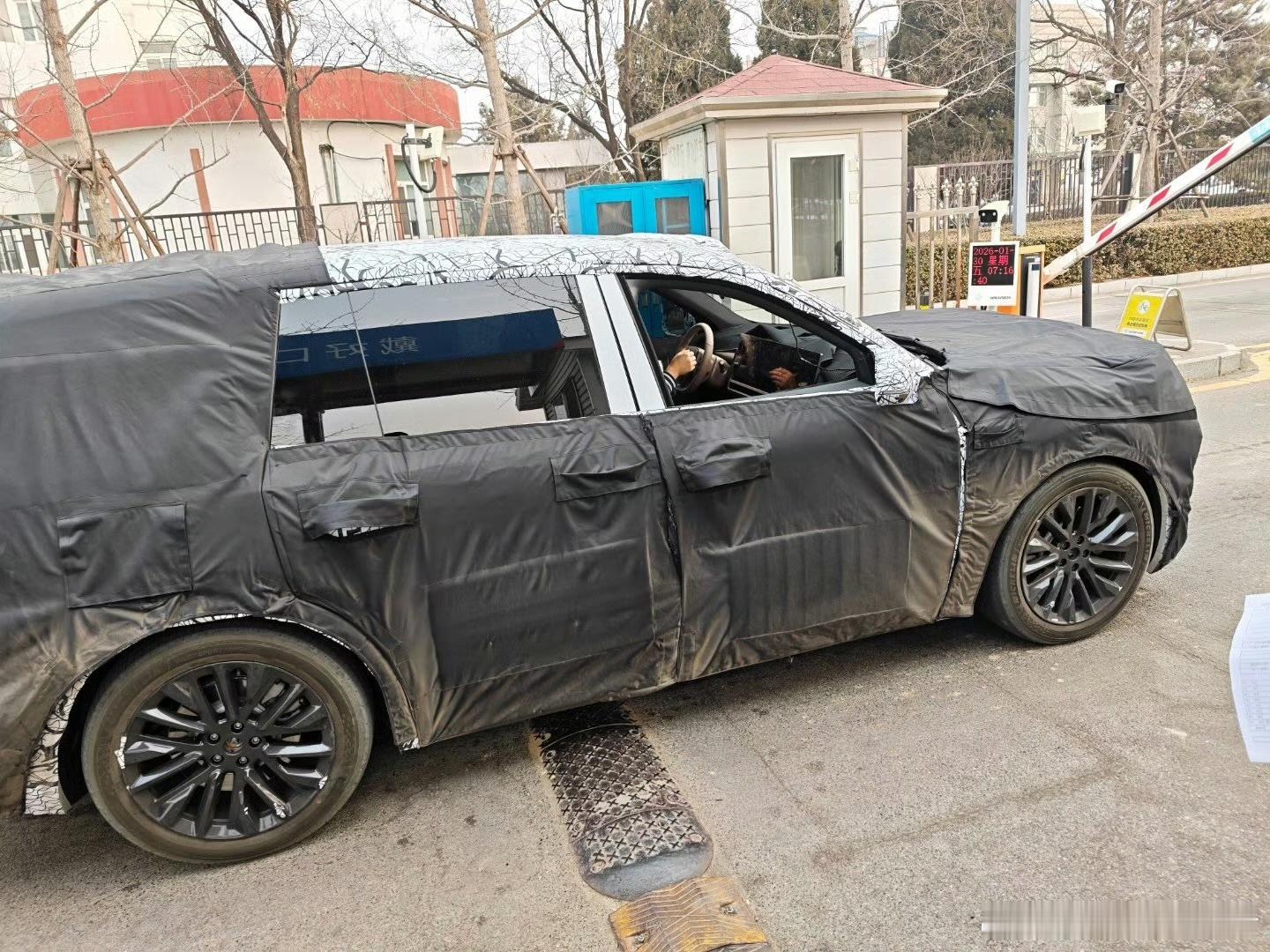 疑似新款理想L9的内饰曝光取消了方向盘上的交互屏，手动空调出风口变成了i