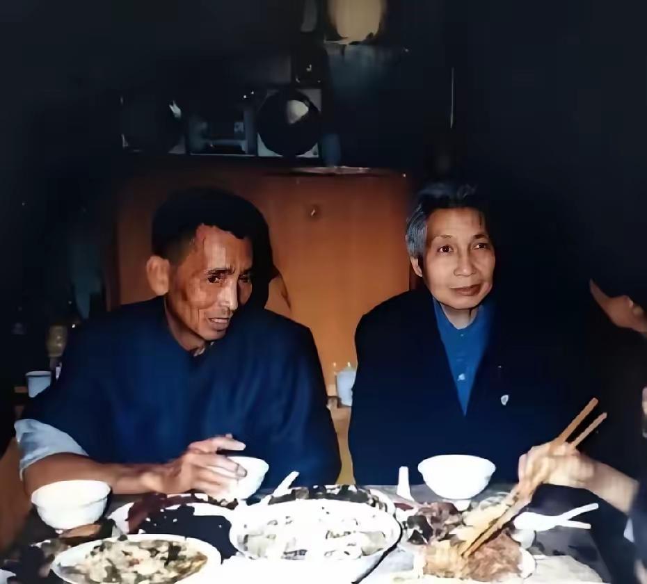 晚年的曾志到井冈山儿子石来发家中就餐时的一幕，昏暗的老房子里，餐桌上是家常菜、老