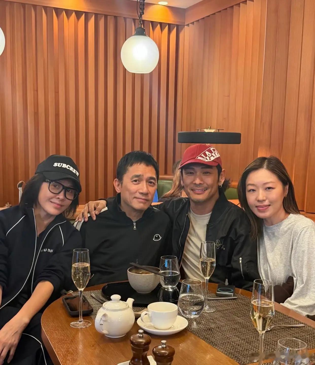 梁朝伟刘嘉玲夫妇在香港和杜德伟聚餐，俩人装扮时尚有型，64岁的杜德伟保养得宜，杜