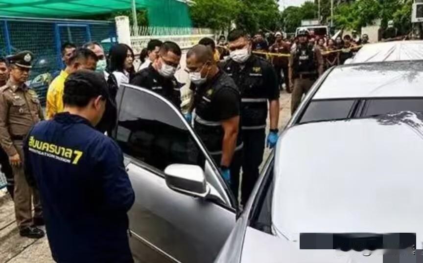 泰国曼谷，一辆私家车里，男子下半身什么都没穿，就连戴着的安全套都没摘，女子上衣掀