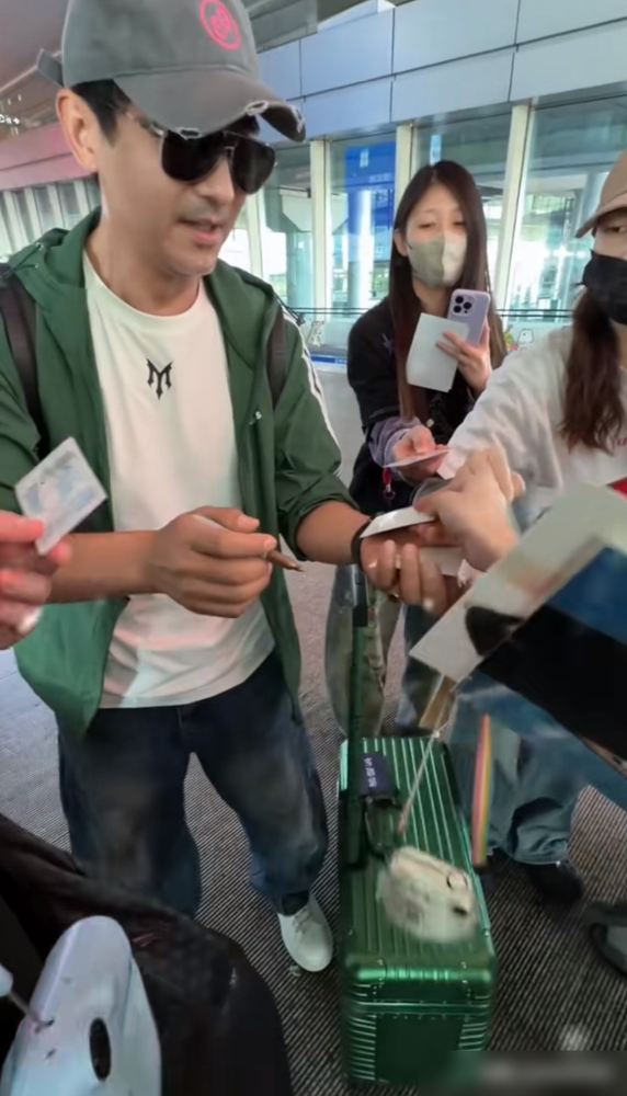 程莉莎去机场接郭晓东，郭晓东见到她第一句话就是：这花蝴蝶是谁呀！感觉程莉莎是郭晓东的绝配，也是个显眼
