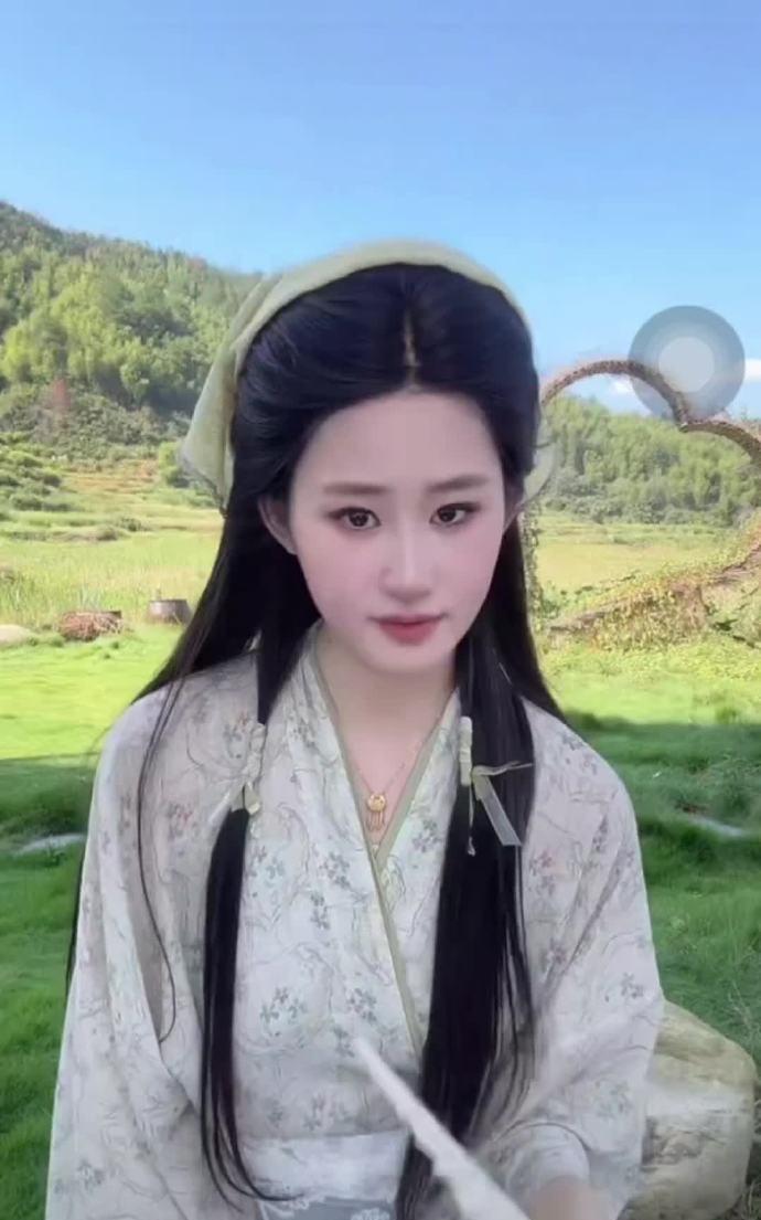 #刘一菲cos灵儿#乍一看是灵儿本灵，再看……嗯，还是停在第一眼比较好[捂脸哭]