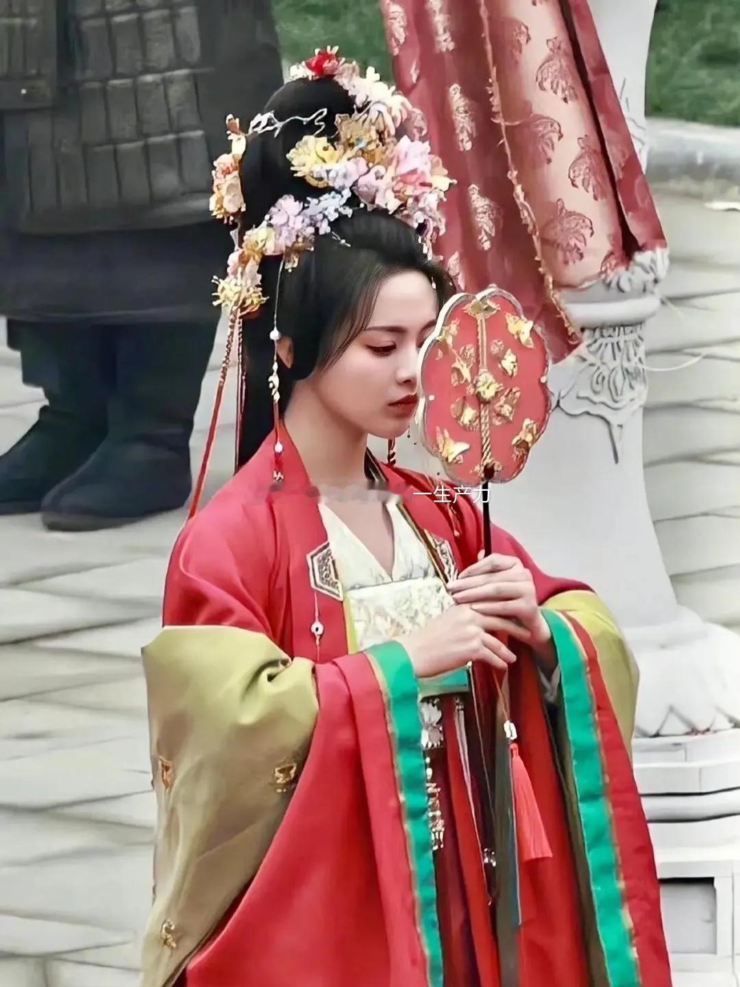 杨超越新剧造型曝光，这满头的装饰看着就有一种廉价感，毫无美感可言，造型师能不能认