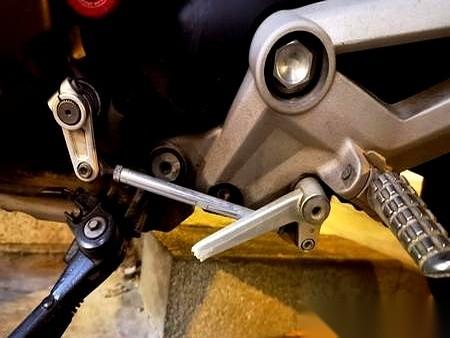 骑了五年，两万公里，自认老司机。上个月，我手掌里多了一块钢板。就因为前面一辆