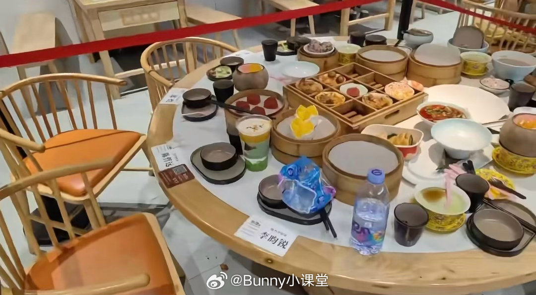 某茶楼把跑男团队吃过的残羹剩饭全留了下来，用过的纸巾餐具原封不动，甚至还标明座位