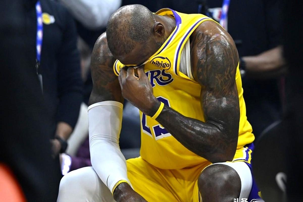 詹姆斯哭了。就比赛结束之后，一个快四十岁的男人，在镜头前没忍住。为啥？回家，