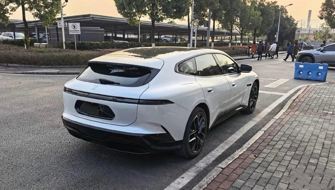 网上的阿维塔06T各种实拍图镜头和角度原因处于忽胖忽瘦忽厚忽薄的状态还是得最后