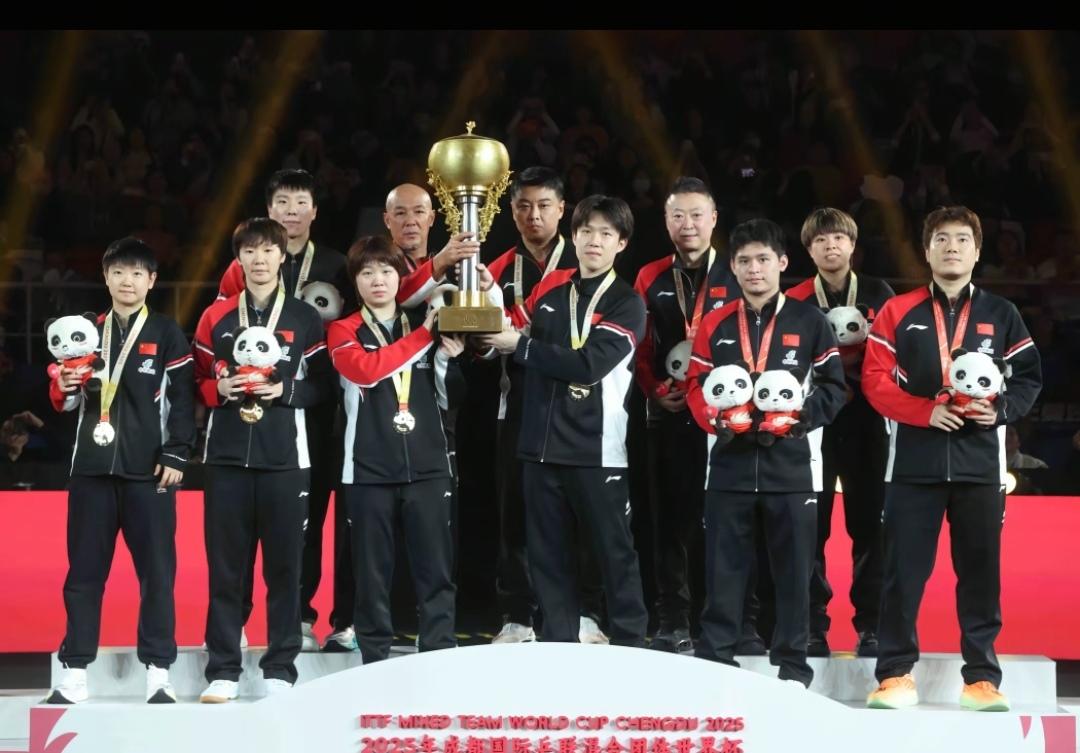 12月8日，林诗栋在个人社交平台分享了获奖的合照，林诗栋站在领奖台上抱着两个小熊