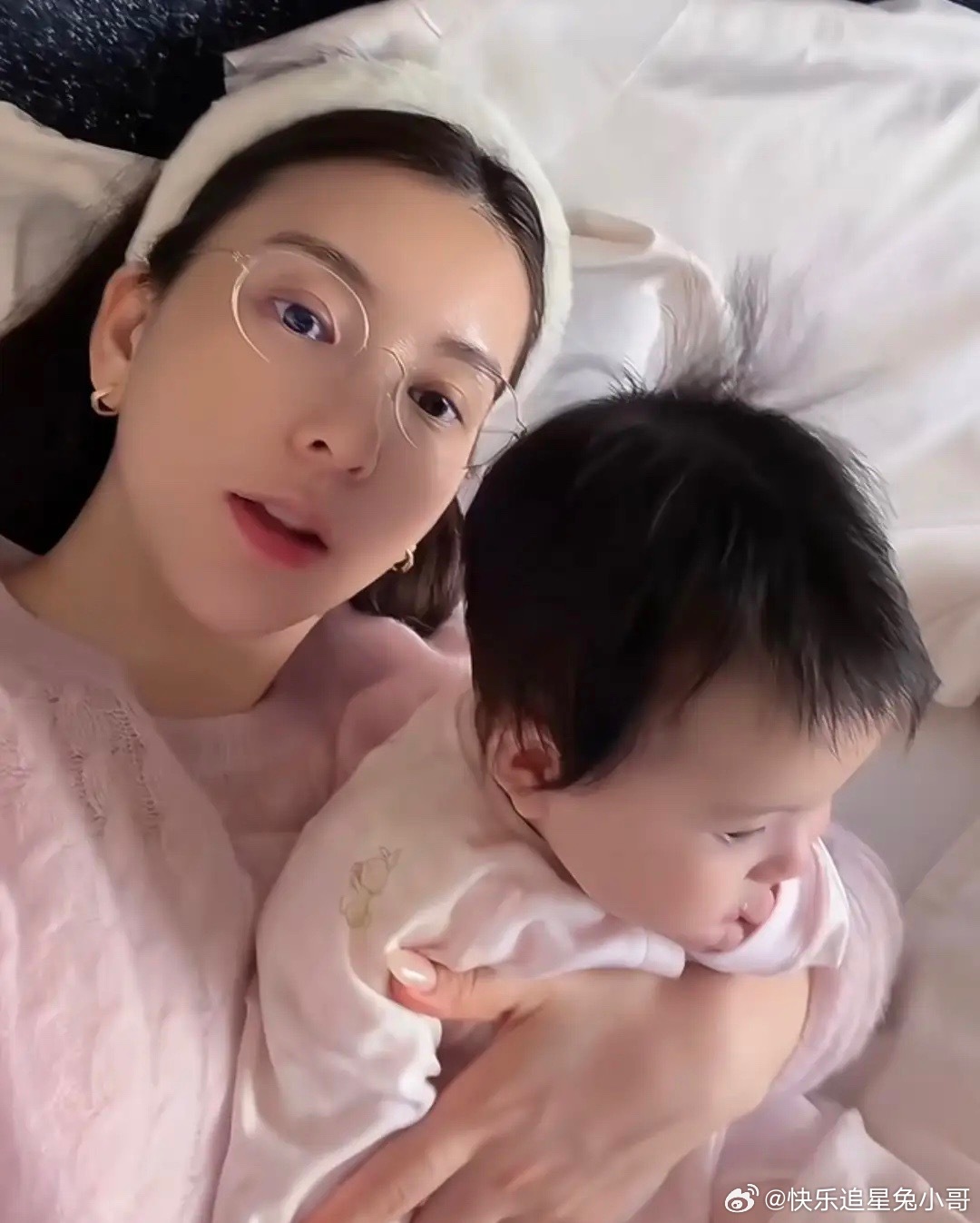 方媛抱着三胎女儿睡午觉，5个月郭咏心半坐着，皮肤好白，头发又黑又密，侧脸有点像小