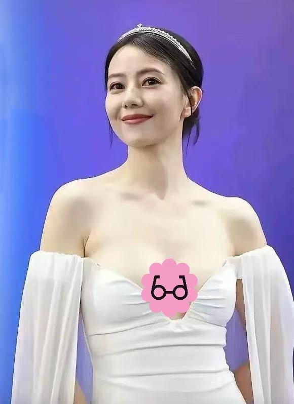 真没想到，年近50的高圆圆还是“破防”了。一席抹到底的装束震撼了观者的视觉，颠覆