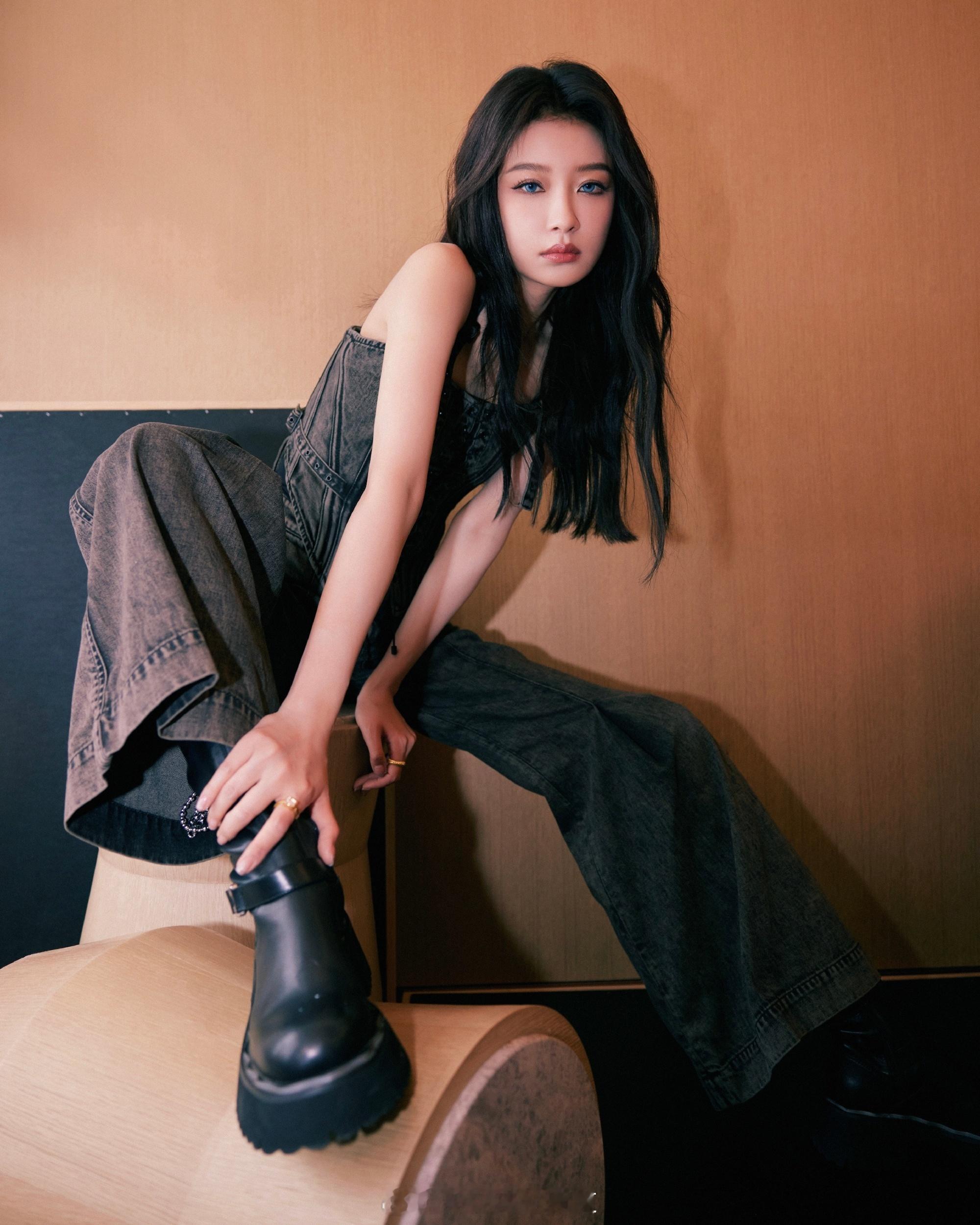 孙怡蓝瞳猫眼妆