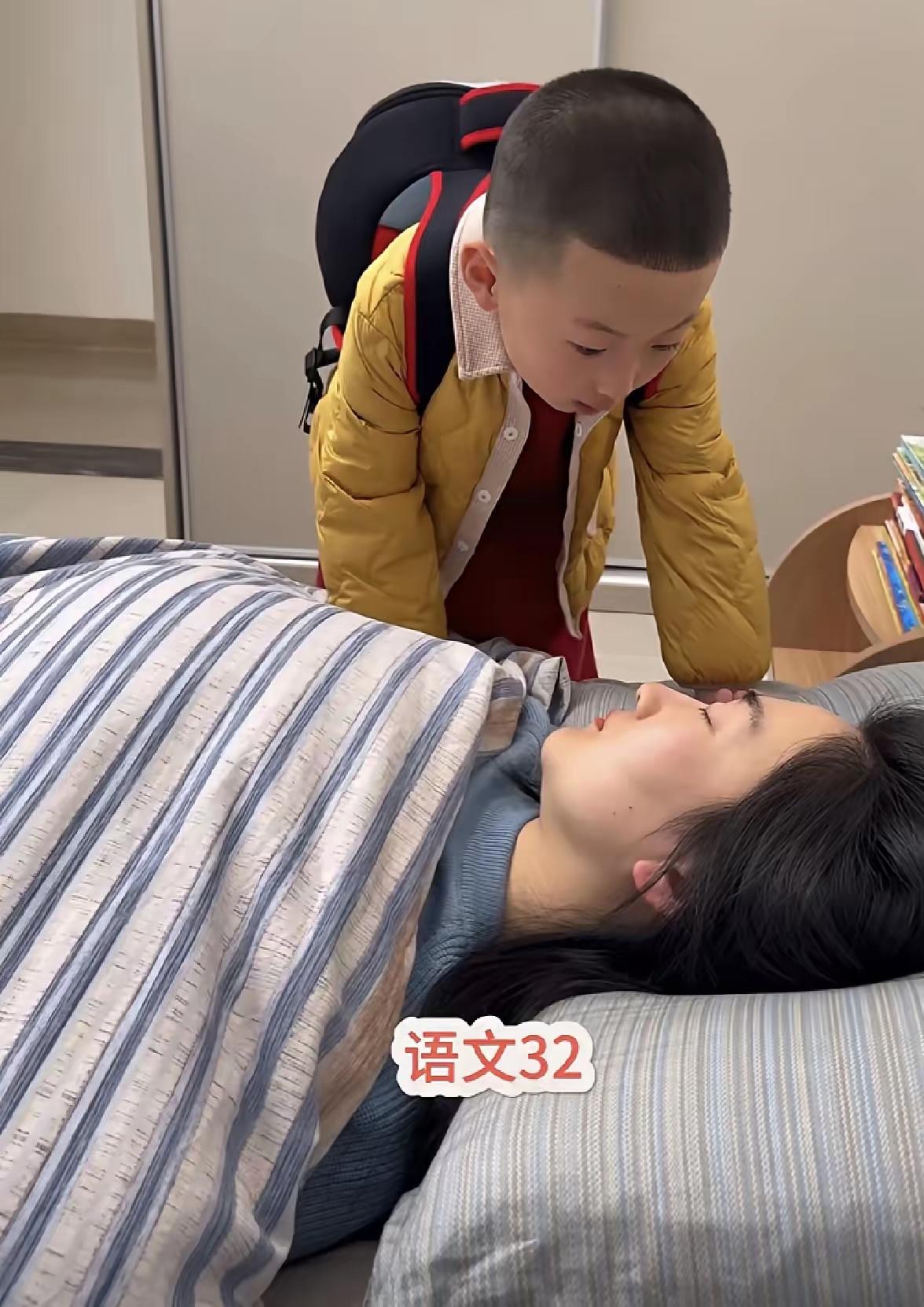 一大早妈妈还没起床，儿子就来跟妈妈汇报，妈妈：“语文32，数学18，英语11。”