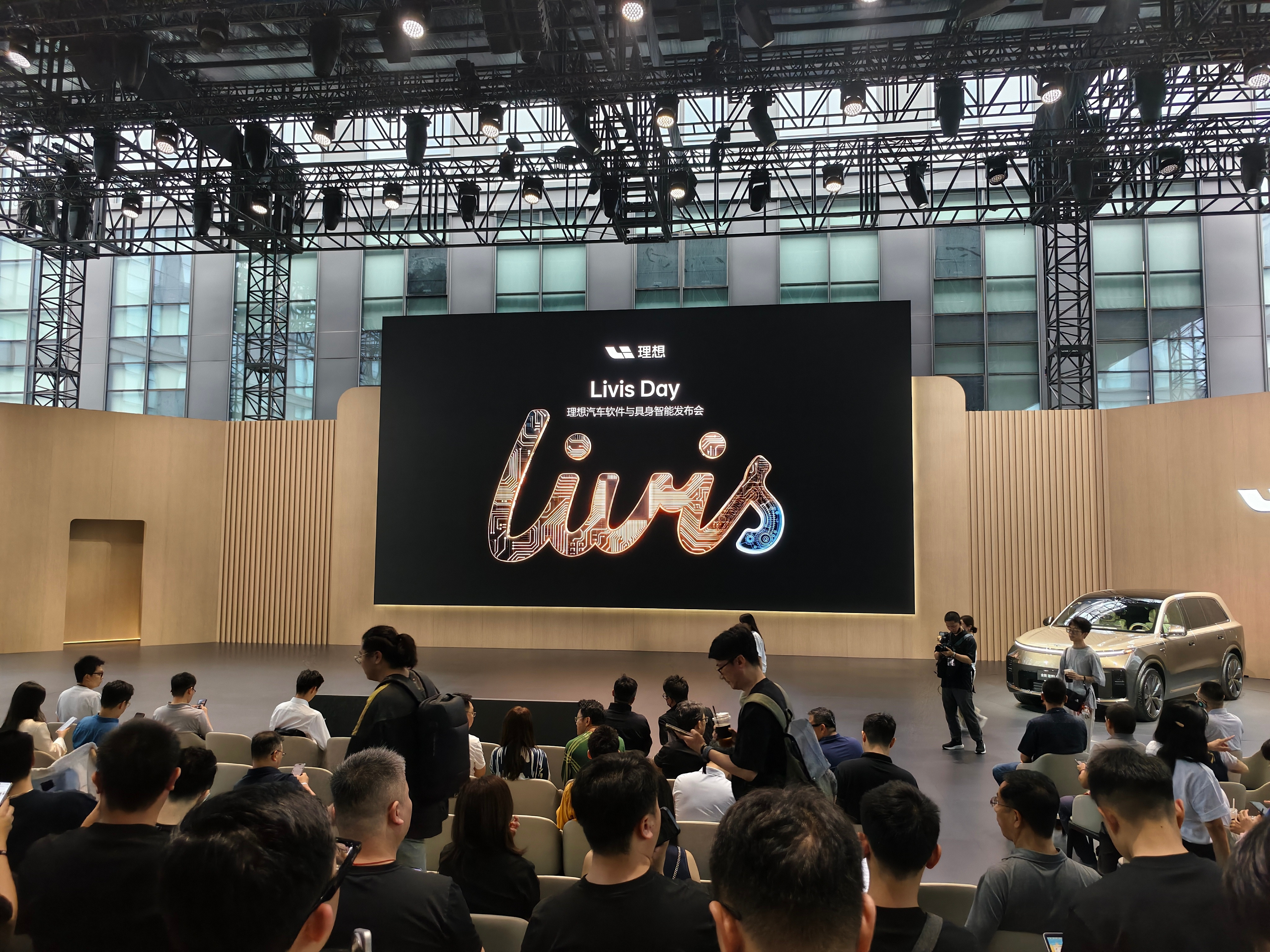 今天的展台搭的很果味，我觉得之前的L9发布会没有把L9LivisLiv