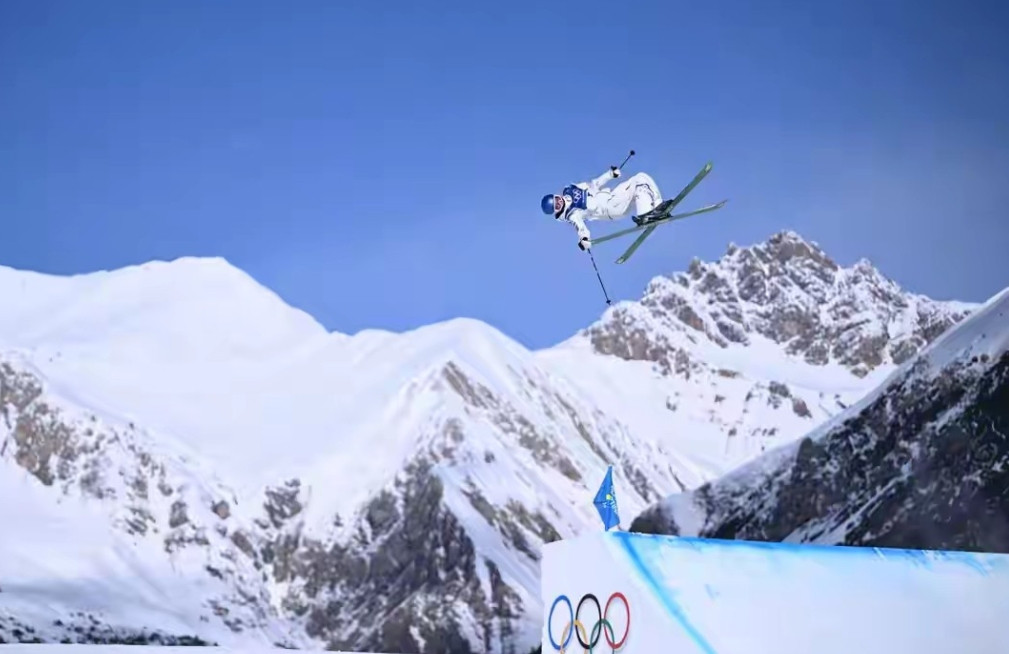 谷爱凌太牛了！北京时间2月7日米兰-科尔蒂纳冬奥会，她在自由式滑雪女子坡面障