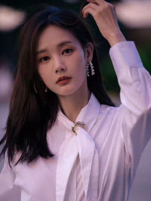 被李一桐的氛围感拿捏了黄昏写真温柔又灵动，美到犯规