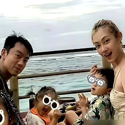 郑恺在节目里坦白老三是意外舍不得拿掉，三年生了三个。男方继续在综艺里撕名牌、满世界赶通告。那个当年被