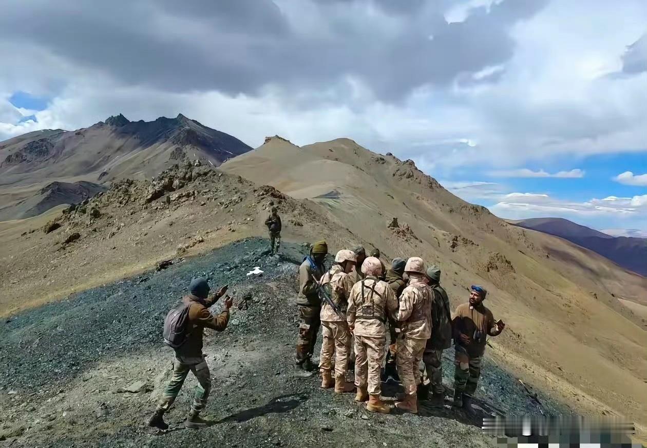 中印边境一线某高地，对面的三哥不再敢手持枪械和冷兵器，只携带记录设备。反观我们这