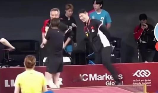 乒协主席王励勤，居然堵着王曼昱“查球拍”？三层记者围观，他却只盯着她的胶皮——