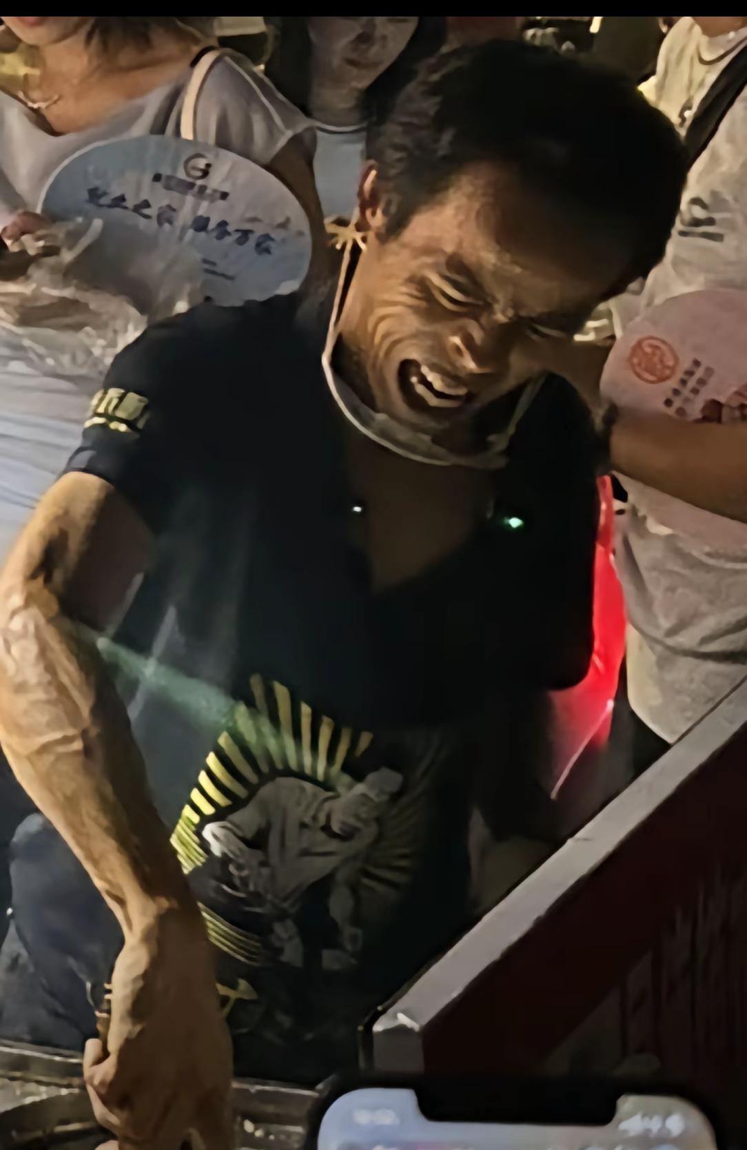 鸡排哥这个假期都累到脱相了！他家在景德镇有9个摊位，都是穿同样的T恤，结果还