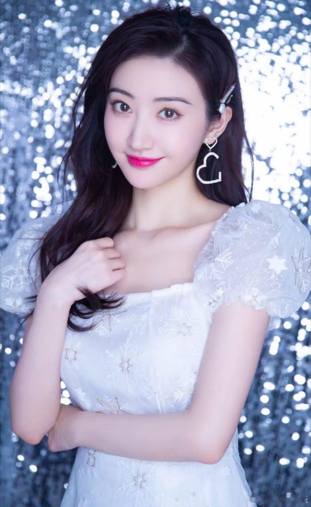 我有预感，接下去一段时间，景甜大概率会接不到新剧本拍戏了。虽说她手里压着三部早就