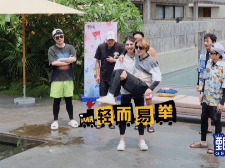 鹿晗被张雨霏公主抱这波操作真的惊到我了！张雨霏公主抱鹿晗不仅稳稳当当，还能轻松