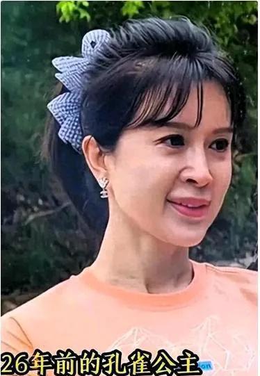 金巧巧是华纳影视的老板娘，曾经演过《西游记》的孔雀公主印象深刻。50岁的她也老