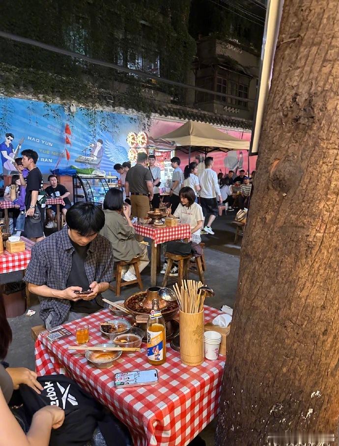 网友吃火锅偶遇周迅文淇拍戏成都偶遇周迅文淇拍戏周迅文淇吃火锅拍戏，我揣着贡菜虾滑