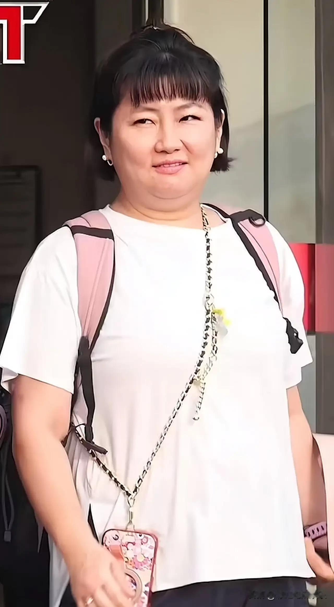 44岁任家萱胖了50斤，远远看上去就像大妈，奶奶发型大饼脸鼻子粗肚子大，真的是一