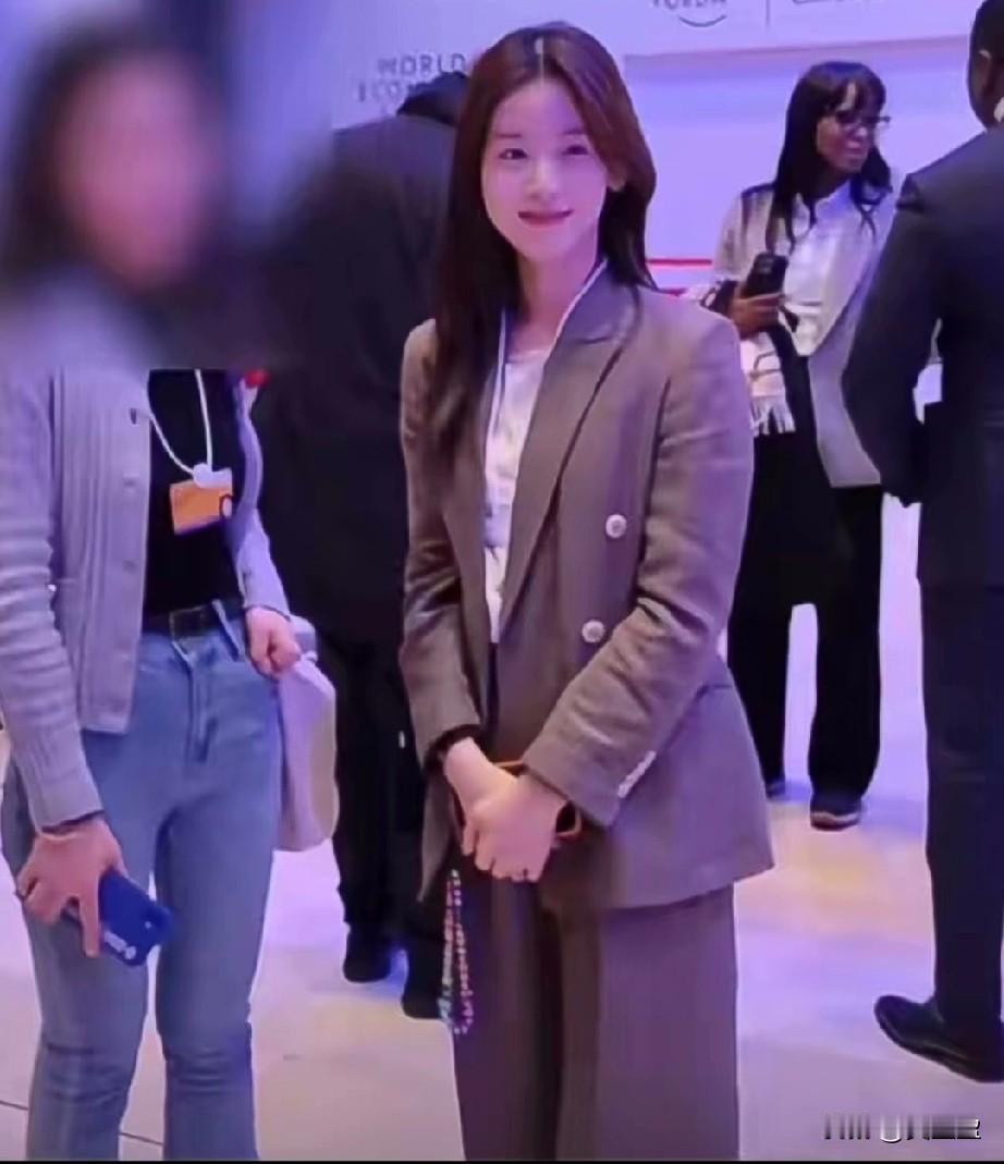 刘强东携京东CEO许冉参会章泽天则以投资人与公益人士的身份出席，绝非单纯陪衬。