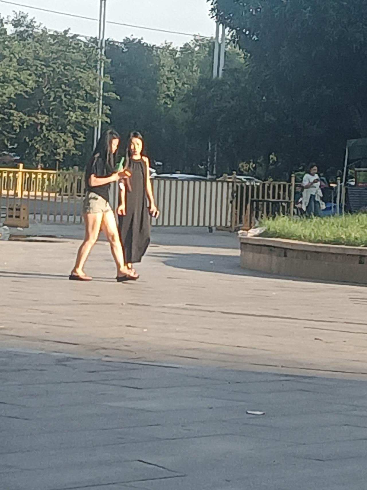 校领导昨天说，南村小学校长换了个年轻人，你都猜不到他才多大？大伙大眼瞪小眼：