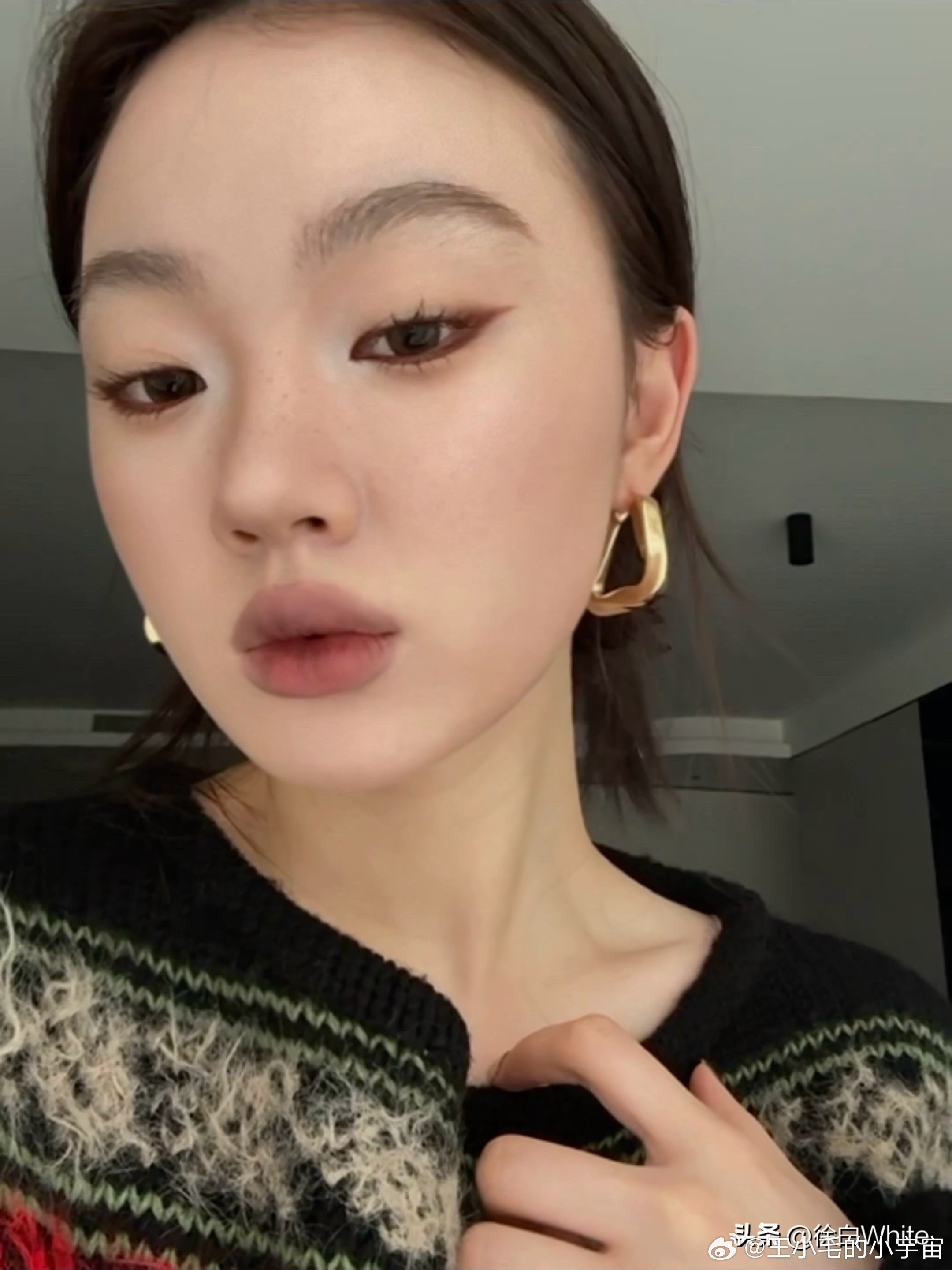 娱记拍到单依纯强行侵权演唱李荣浩的李白后现身工作室，下班眼神冰冷严肃，看上去心情