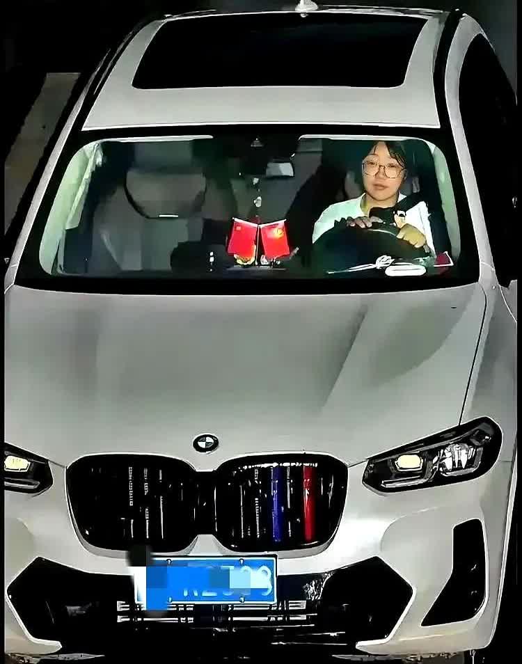 真的太纳闷了！我全程规规矩矩系着安全带，双手稳稳把着方向盘，副驾也没人，