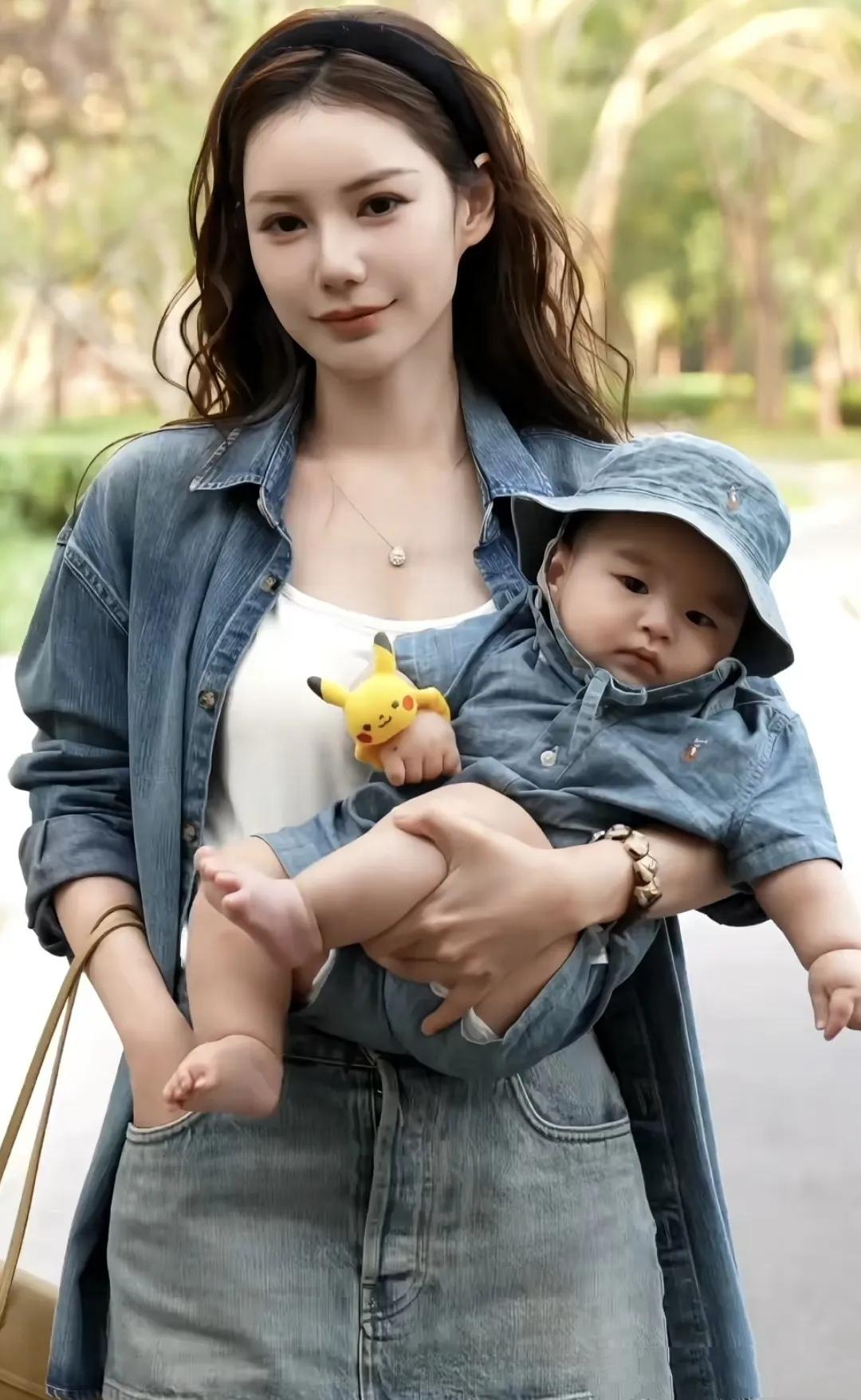 汪宝儿啃妈妈肩膀上了，两边脸颊肉鼓起来，馋嘴小样六个月，说快真的快。马筱