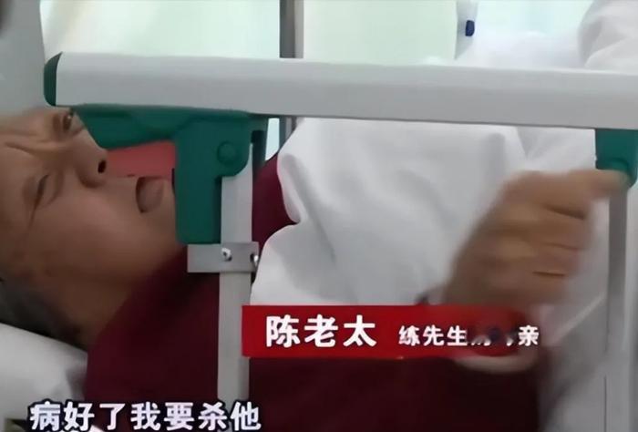 2021年，广东一位75岁老奶奶跌倒在地，周围没有一个人敢上前搀扶，急得老人强忍