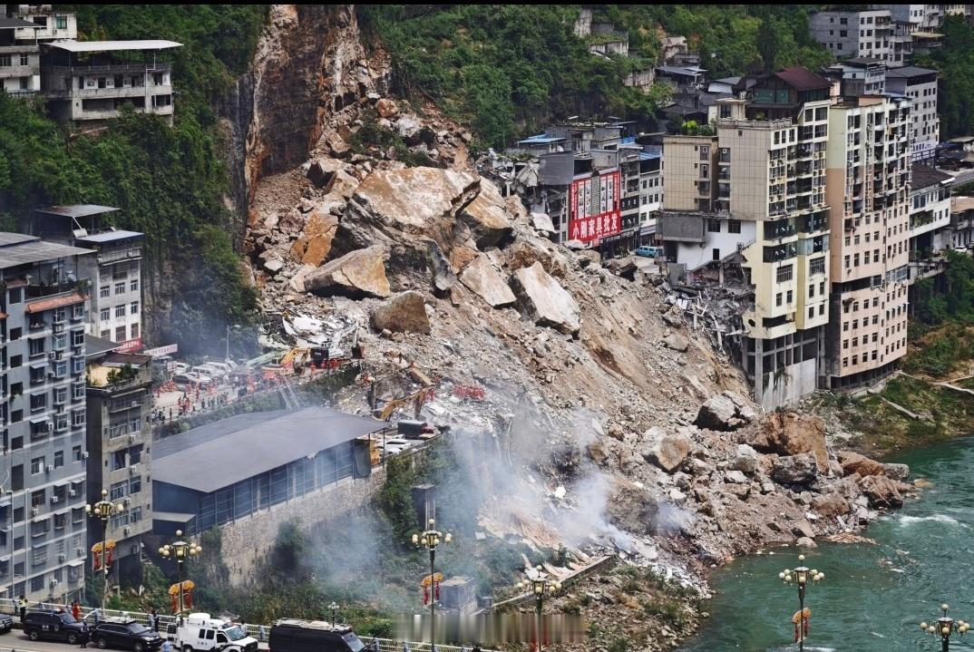 重庆崩塌山石最大相当于1栋楼经现场地质专家实测，最大危岩单体体积约3000立方米