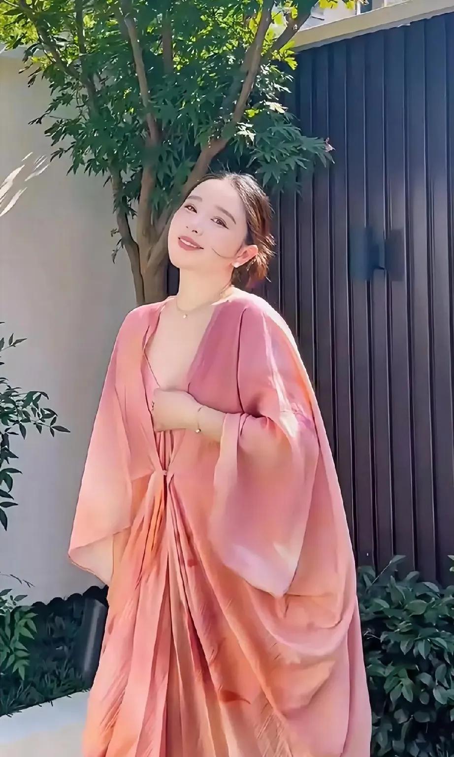 爱人如养花，说句实在话，看到阚清子孕期这个状态完全就是吊打很多女明星！虽然
