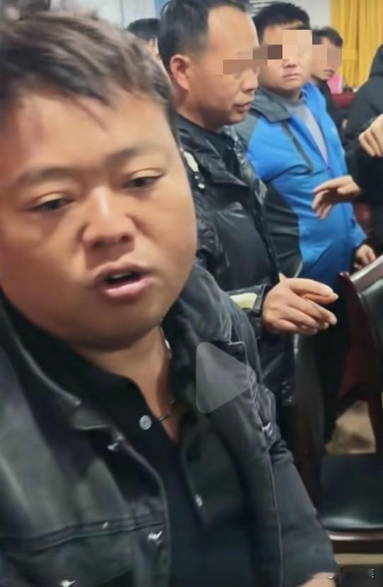 据男选手爆料，就是左边这个安全员摸了33号女选手的手，还说保送进决赛，每天给2根