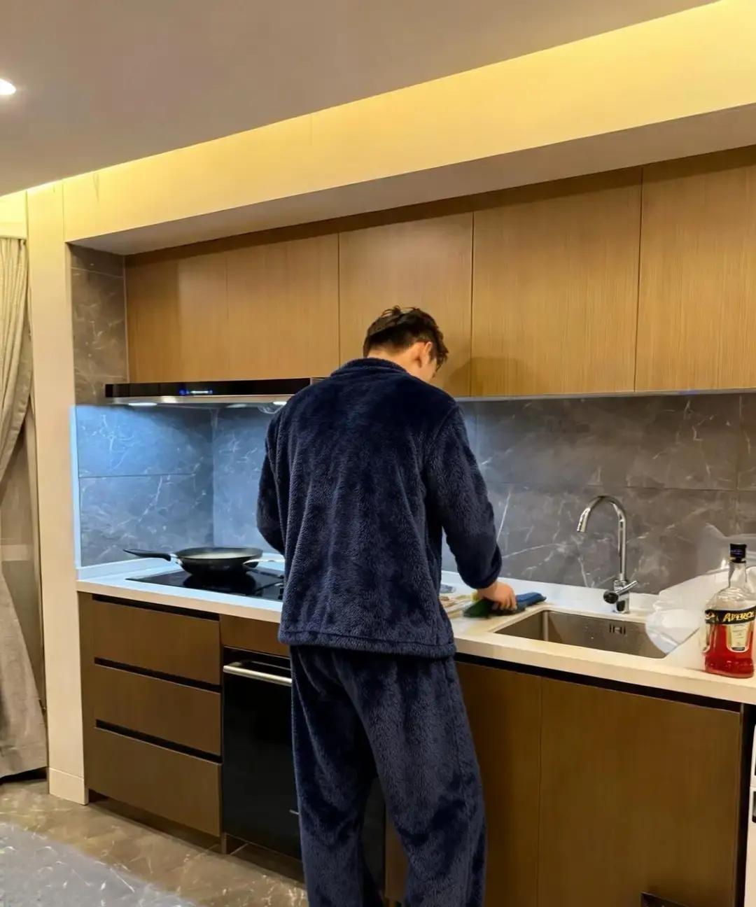 刷到个网友吐槽，说他哥当年死磕颜值，非美女不娶，家里劝破嘴都没用，砸光积蓄给彩礼