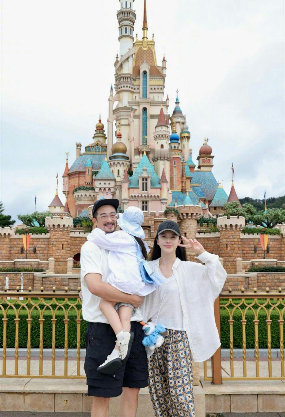 杨子姗4岁女儿身高哇，4岁就到妈妈腰间了，这大长腿基因也太强了吧！感觉转眼间小姑
