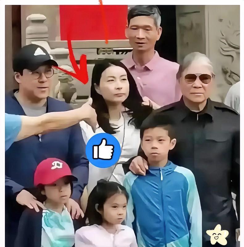 豪门媳妇带孩子捡垃圾，霍家教育彻底变天。霍启刚手机拍下郭晶晶超市排队结账。三