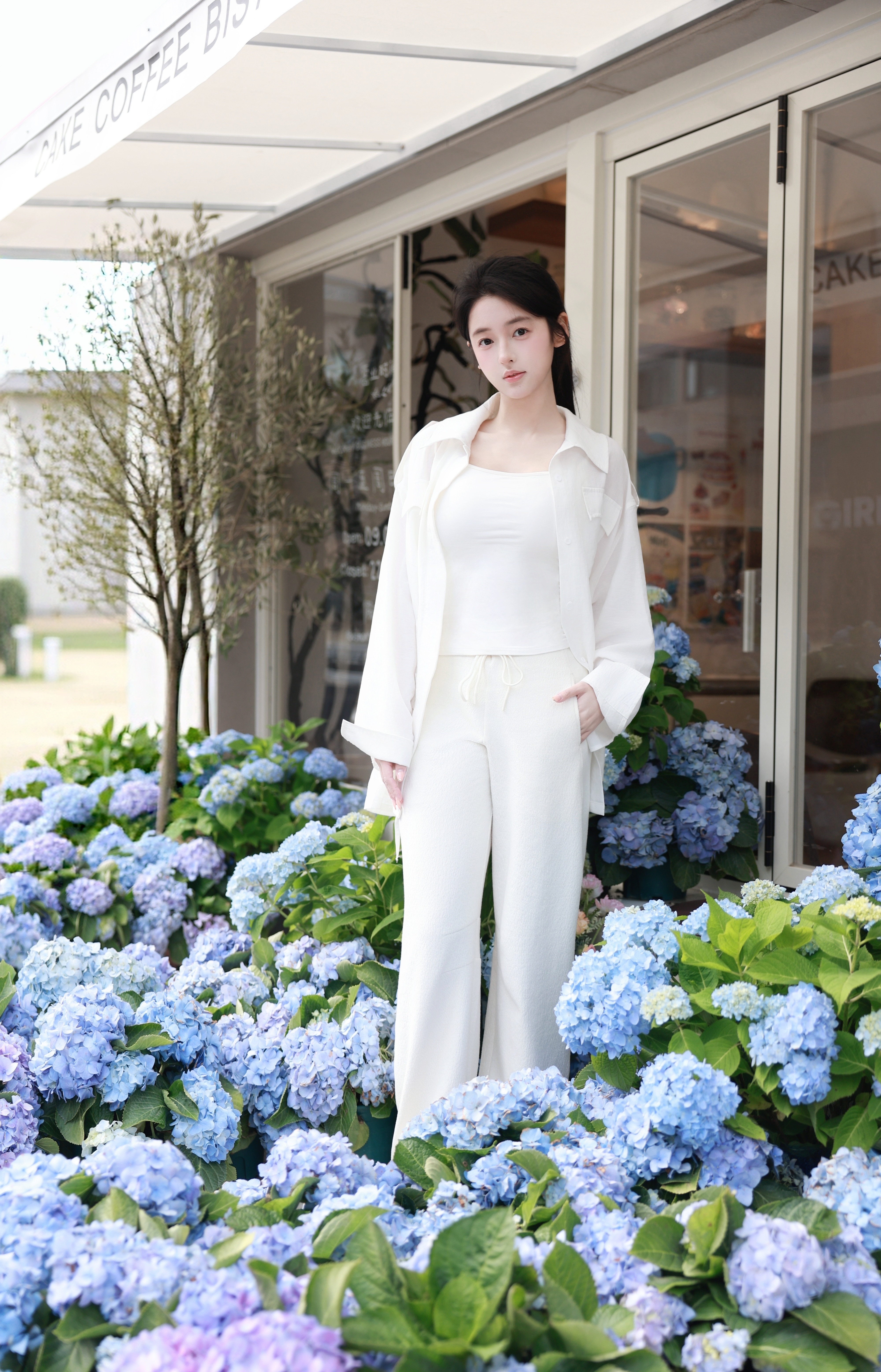 我在武大吃雪糕（来武大看樱花但樱花并没有开版·jpg）依旧是家人们选个封面吧～