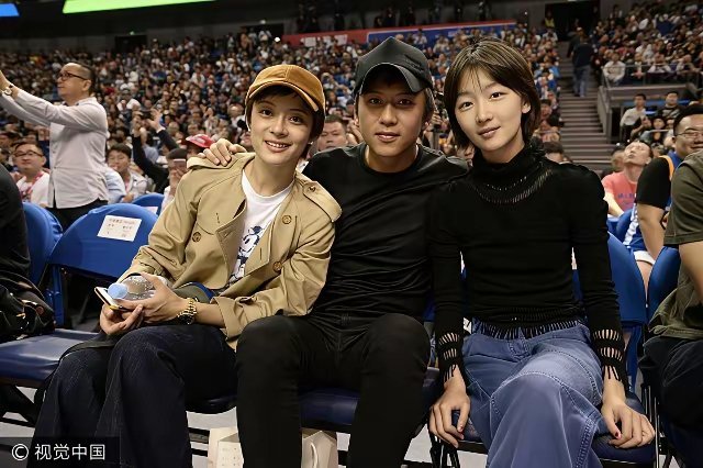 都说周冬雨脸型小，属于小五官系，看她和孙俪、邓超同框合影，也看不出脸型特别小，三