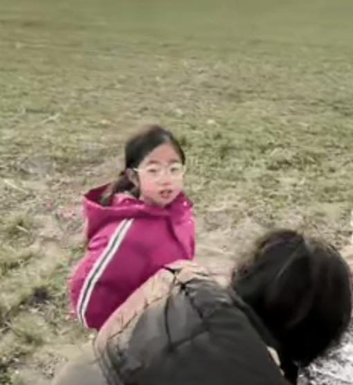 破防了！河南，女孩过年前和姑姑一起去看望去世的母亲，两人准备离开时，女孩突然跪在