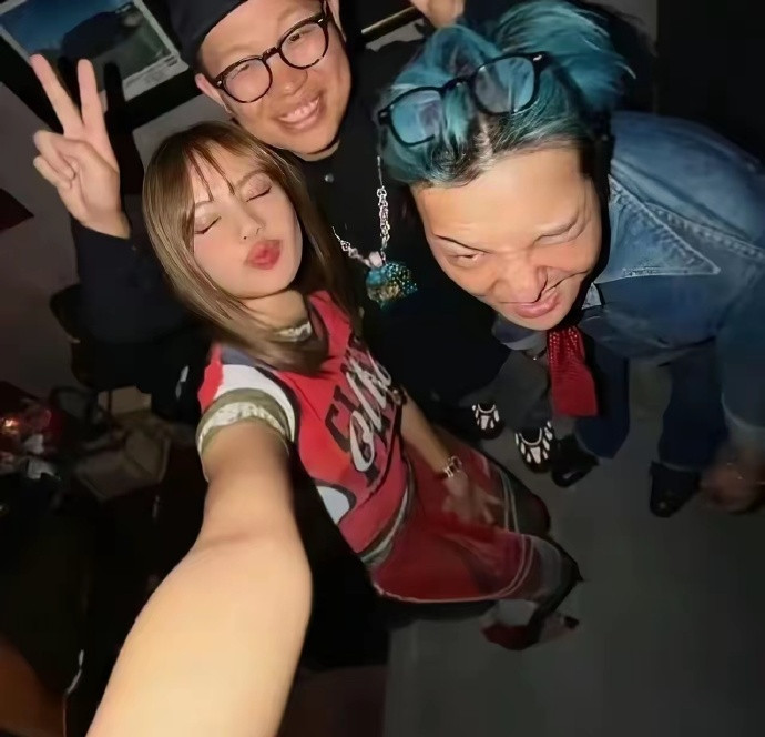 权志龙和lisa合照，两个人关系好好，合照超级好看。​​​