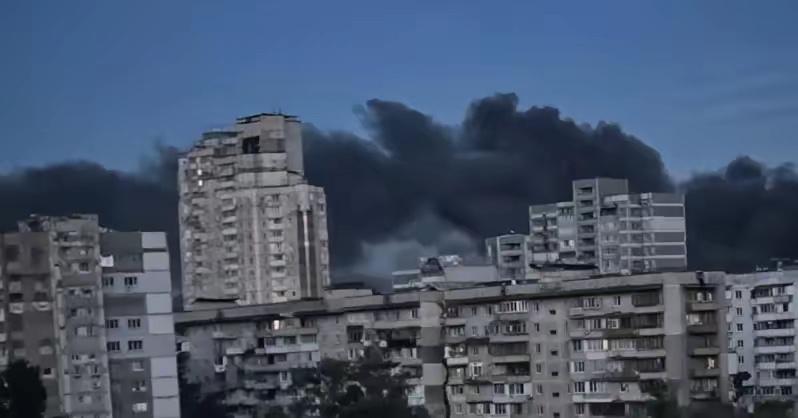 乌克兰方面声称，昨天俄军首次在空袭中使用了超过1000架无人机，型号包括“天竺葵