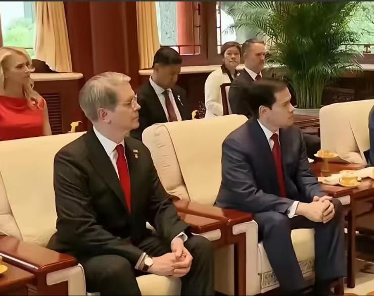 很多人都发现一个怪现象：特朗普、鲁比奥、黄仁勋这帮美国政商大佬，一到中国就特别规